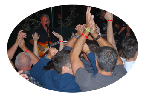 GÉRARD singt live auf der Bühne mit Mikrofon in der Hand