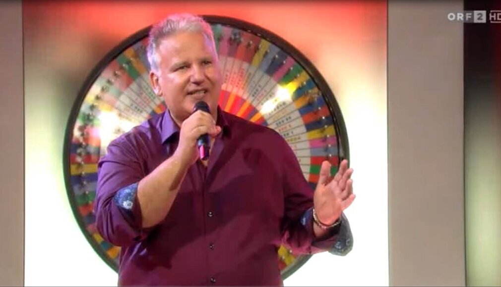 GÉRARD mit Band auf einer Ballbühne
