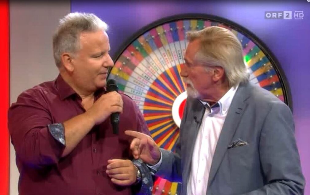 GÉRARD singt live auf einer hell beleuchteten Bühne
